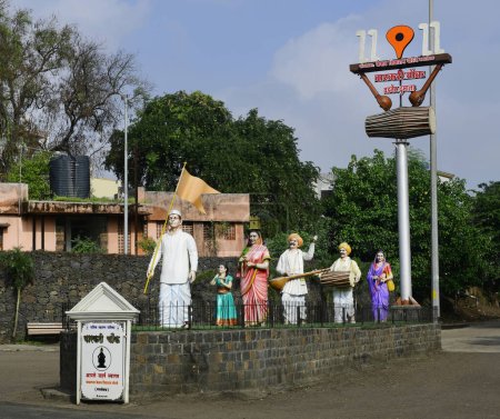 Téléchargez les photos : Statues représentant une procession communautaire Warkari à un carrefour de Deolali par la municipalité de Nashik. Lieu : Nashik, Maharashtra, Inde. Date - 29 novembre 2023 - en image libre de droit