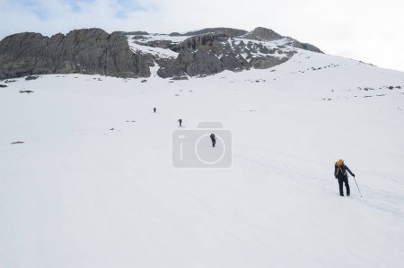 Téléchargez les photos : Snow hikers climbing a snowy mountain e in a sunny day in Ordesa Natural Park, Pyrenees Spain - en image libre de droit