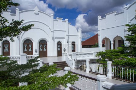Téléchargez les photos : White classic exterior building at pitaloka restaurant, Sanur, Bali - en image libre de droit