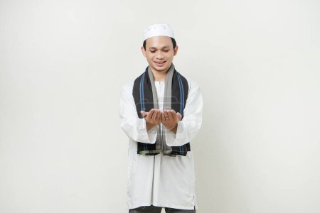 Foto de Asiático musulmán hombre con la presentación de gesto de la mano. Gente religiosa Islam concepto de estilo de vida. celebración Ramadán y ied Mubarak. sobre fondos aislados - Imagen libre de derechos