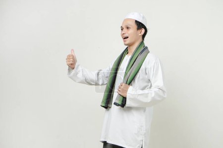 Foto de Asiático musulmán hombre dar pulgar hacia arriba gesto de la mano. Gente religiosa Islam concepto de estilo de vida. celebración Ramadán y ied Mubarak. sobre fondos aislados - Imagen libre de derechos