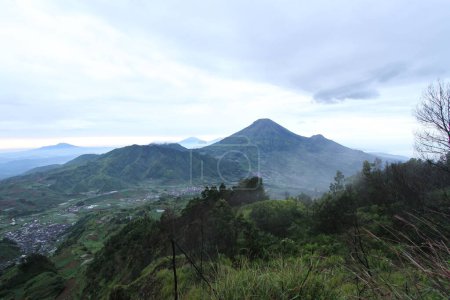 Téléchargez les photos : Plateau de Dieng avec la montagne Sindoro et la colline Sikunir - en image libre de droit