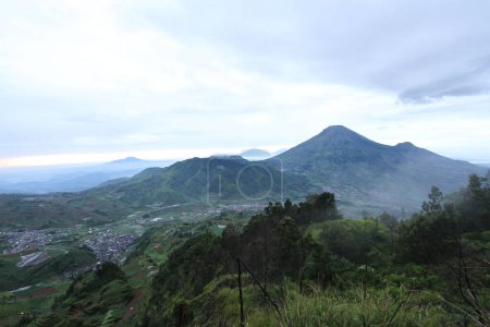 dieng Plateau mit Sindoro Berg und Sikunir Hügel