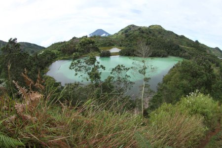 Telaga Warna (Telaga Warna See) und Telaga Pengilon (Pengilon See) auf dem Dieng Plateau, Zentraljava. Indonesien