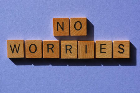 Foto de No Worries, palabras de argot australianas que significan No Problem in wooden alphabet letters isolated on purple background - Imagen libre de derechos