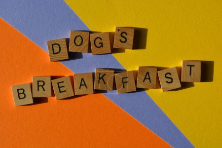 Téléchargez les photos : Dog's Breakfast, expression de l'argot australien signifiant un chaos complet dans les lettres de l'alphabet en bois isolé sur fond coloré - en image libre de droit