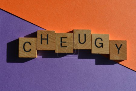 Foto de Cheugy, palabra que significa lo contrario de moda, en letras de alfabeto de madera aisladas sobre fondo púrpura y naranja - Imagen libre de derechos