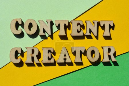 Creador de contenido, palabras en letras de alfabeto de madera aisladas sobre fondo amarillo y verde como titular de la bandera