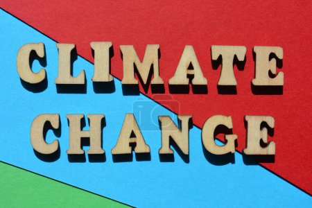 Téléchargez les photos : Changement climatique, mots en alphabet bois lettres isolées sur fond - en image libre de droit