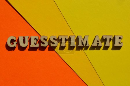 Guesstimate, mélange de mots de Guess and Estimate connu sous le nom de portmanteau en lettres de l'alphabet en bois isolé sur fond orange et jaune comme titre de la bannière