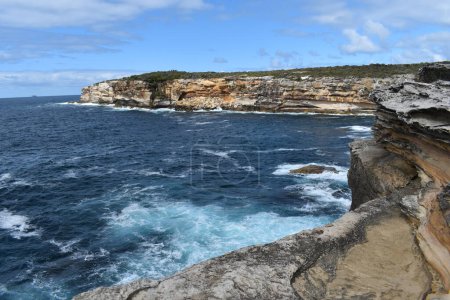Foto de Acantilados de arenisca y vista al mar en Magic Point, Parque Nacional Malabar Headland, cerca de Maroubra, Sydney, NSW, Australia - Imagen libre de derechos