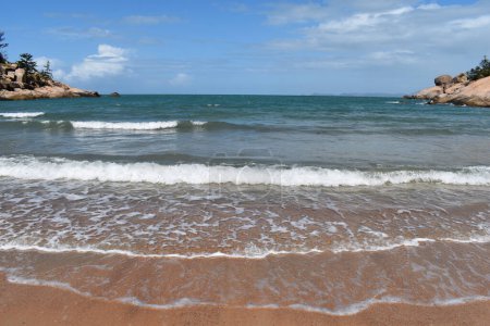 Foto de Vistas de playa a mar con olas rompiendo en la orilla del mar, Alma Bay, Magnetic Island, Queensland, Australia - Imagen libre de derechos