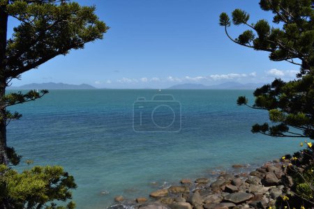 Téléchargez les photos : Yacht cadre Hoop Pines au large des côtes de l'île magnétique regardant vers le continent, Queensland, Australie - en image libre de droit