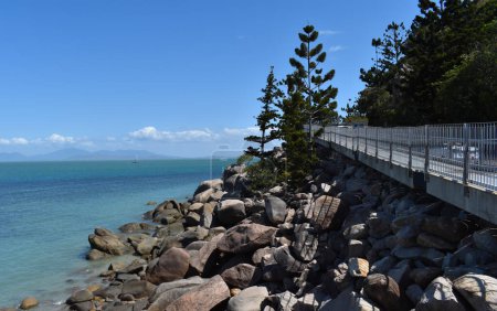 Téléchargez les photos : Promenade côtière surélevée et piste cyclable, la voie Gabul Coastal Walkway entre Nelly Bay et Geoffrey Bay, île magnétique, Queensland, Australie - en image libre de droit
