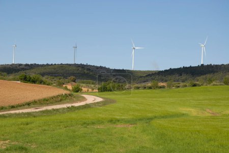 Landwirtschaftliche Landschaft mit Flugzeuggeneratoren am Horizont, in der Nähe von Puerto Lapice, Provinz Ciudad Real, Kastilien-La Mancha, Spanien