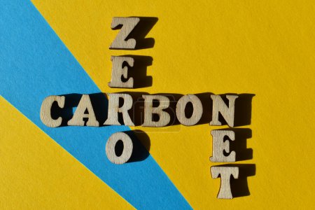 Téléchargez les photos : Net Zero Carbon, mots en lettres de l'alphabet en bois sous forme de mots croisés isolés sur le fond comme titre de la bannière - en image libre de droit
