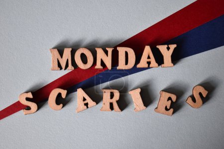 Montag Scaries, Wörter in hölzernen Buchstaben isoliert auf dem Hintergrund als Überschrift Banner