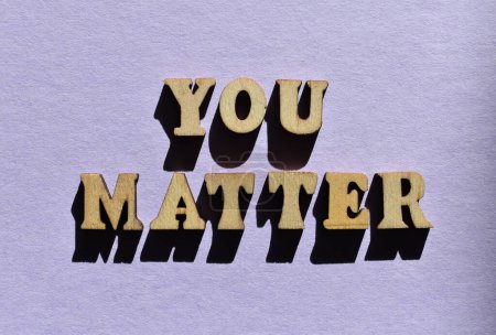 You Matter, Wörter in hölzernen Buchstaben isoliert auf violettem Hintergrund als Überschrift eines Banners