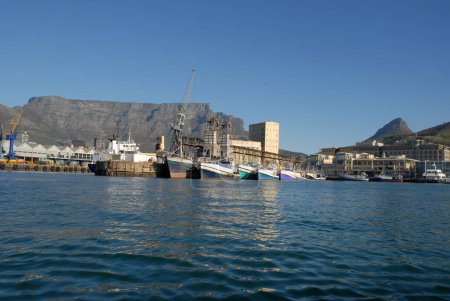 Puerto de Ciudad del Cabo, con muelles comerciales y arrastreros de pesca y Montaña de la Mesa en el fondo, Cabo Occidental, Sudáfrica 