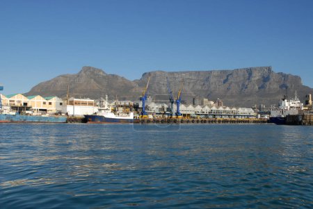 Puerto de Ciudad del Cabo, con muelles comerciales, barcos y almacenes y Table Mountain en el fondo, Western Cape, Sudáfrica 