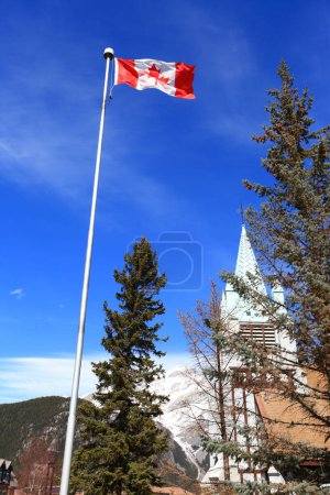 Bandera canadiense en el centro de Banff