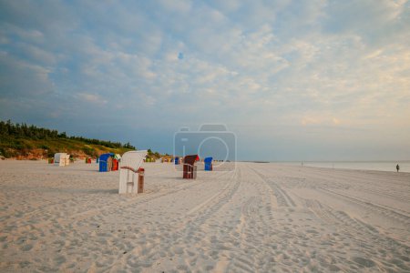  Strandurlaub an der Nordsee. Strandkörbe an der Küste. Strandhütten auf weißem Sand. Strände der friesischen Inseln in Deutschland. Meeressommerstimmung. 