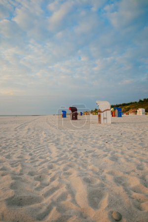 Strände der friesischen Inseln in Deutschland. Strandkörbe an der Küste. Strandhütten auf weißem Sand. Urlaub an der Nordsee. Meeressommerstimmung. 