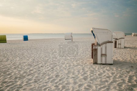 Strandhütten auf weißem Sand. Urlaub an der Nordsee. Strände der friesischen Inseln in Deutschland. Meeressommerstimmung. 