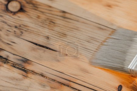 Aceite y barniz para madera. La impregnación de la madera con el aceite protector. Impregnación de madera con aceite.Proteger la superficie de madera de daños.
