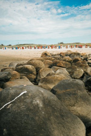 Stone groyne Nahaufnahme am Strand background.Stone Felsbrocken am Strand bei Ebbe .Marine Fototapete .Nature der Nordseeküste. Ruhe auf dem Meer. 