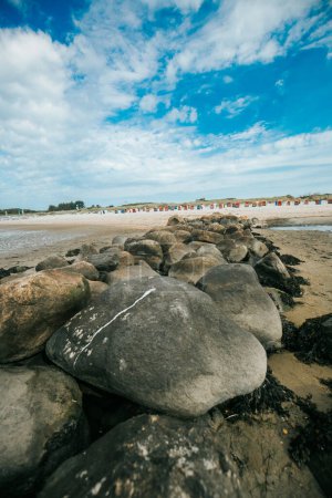Strand background.Stone Felsbrocken am Strand bei Ebbe. Marine Fototapete. Natur der Nordseeküste. Friesische Inseln in Deutschland. Ruhe auf dem Meer. 