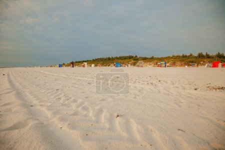  Sandstrände und Strandhütten am weißen Sand.Urlaub am Meer. Badeort. Strandsommerlaune.Urlaub an der Nordsee. Strand Sommer Hintergrund