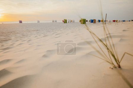 Badeort.Sandstrände und Strandhütten auf weißem Sand.Seeurlaub.Strandsommerlaun.Urlaub an der Nordsee. Strände der friesischen Inseln in Deutschland.