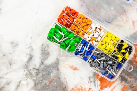 Foto de Conector de cable eléctrico, conjunto colorido para prensado de cable eléctrico - Imagen libre de derechos