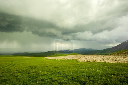 Foto de Paisaje de montaña en el monte Abuli durante el clima tormentoso, Georgia - Imagen libre de derechos