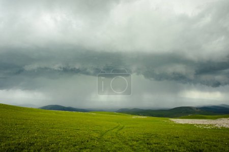 Foto de Paisaje de montaña en el monte Abuli durante el clima tormentoso, Georgia - Imagen libre de derechos