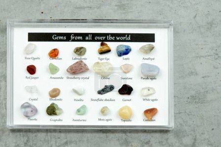 Téléchargez les photos : Collection pierres précieuses et pierres sur fond blanc - en image libre de droit