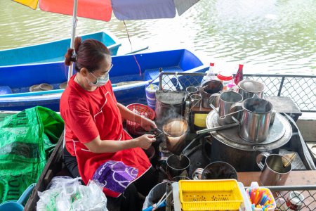 Foto de Floating Market, Nonthaburi-Thailand December 25, 2023 Floating Market, Local Food, Traditionally, Wat Takhian in Nonthaburi, Thailand - Imagen libre de derechos