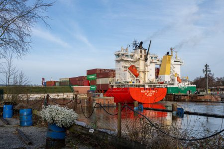 Foto de Kiel, Alemania - 22 de febrero de 2022: Un barco marítimo está entrando en el Canal de Kiel desde el Mar Báltico. El canal de Kiel une el Mar Báltico con el Mar del Norte - Imagen libre de derechos