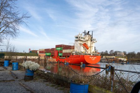Foto de Kiel, Alemania - 22 de febrero de 2022: Un barco marítimo está entrando en el Canal de Kiel desde el Mar Báltico. El canal de Kiel une el Mar Báltico con el Mar del Norte - Imagen libre de derechos