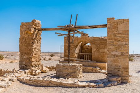 Foto de Una vista de un antiguo pozo en un antiguo castillo en el desierto al este de Ammán, Jordania en verano - Imagen libre de derechos