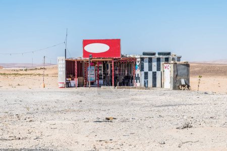 Foto de Una vista de una estación de servicio en el desierto al lado de la carretera del valle del Jordán en verano - Imagen libre de derechos