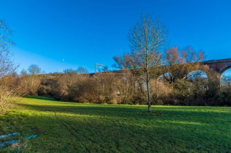 Téléchargez les photos : A view along the sun drenched side of the Corby Viaduct on the outskirts of Corby, Northampton, UK on a bright winters day - en image libre de droit