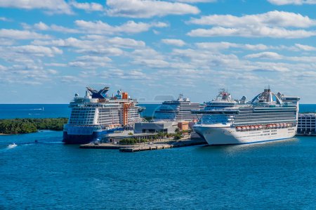 Téléchargez les photos : A view across Port Everglades, Fort Lauderdale towards the cruise terminal on a bright sunny day - en image libre de droit