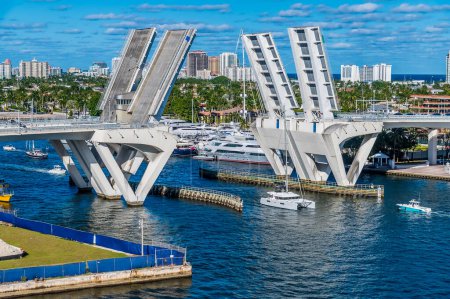 Téléchargez les photos : A close up view of boats sailing through the bridge across the Stranahan River from Port Everglades, Fort Lauderdale on a bright sunny day - en image libre de droit