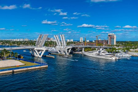 Téléchargez les photos : A view of boats sailing through the bridge across the Stranahan River from Port Everglades, Fort Lauderdale on a bright sunny day - en image libre de droit