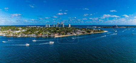 Téléchargez les photos : A panorama view across the Stranahan River from Port Everglades, Fort Lauderdale on a bright sunny day - en image libre de droit