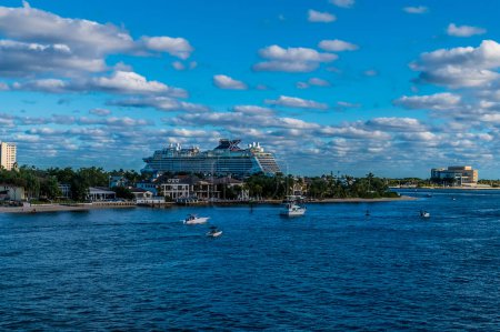 Téléchargez les photos : A view across Lake Mabel of a cruise ship approaching the Atlantic from Port Everglades, Fort Lauderdale on a bright sunny day - en image libre de droit