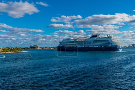 Téléchargez les photos : A view across Lake Mabel of a cruise ship leaving Port Everglades, Fort Lauderdale on a bright sunny day - en image libre de droit