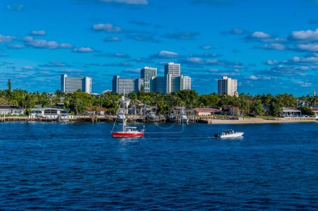 Téléchargez les photos : A view across Lake Mabel from Port Everglades, Fort Lauderdale on a bright sunny day - en image libre de droit